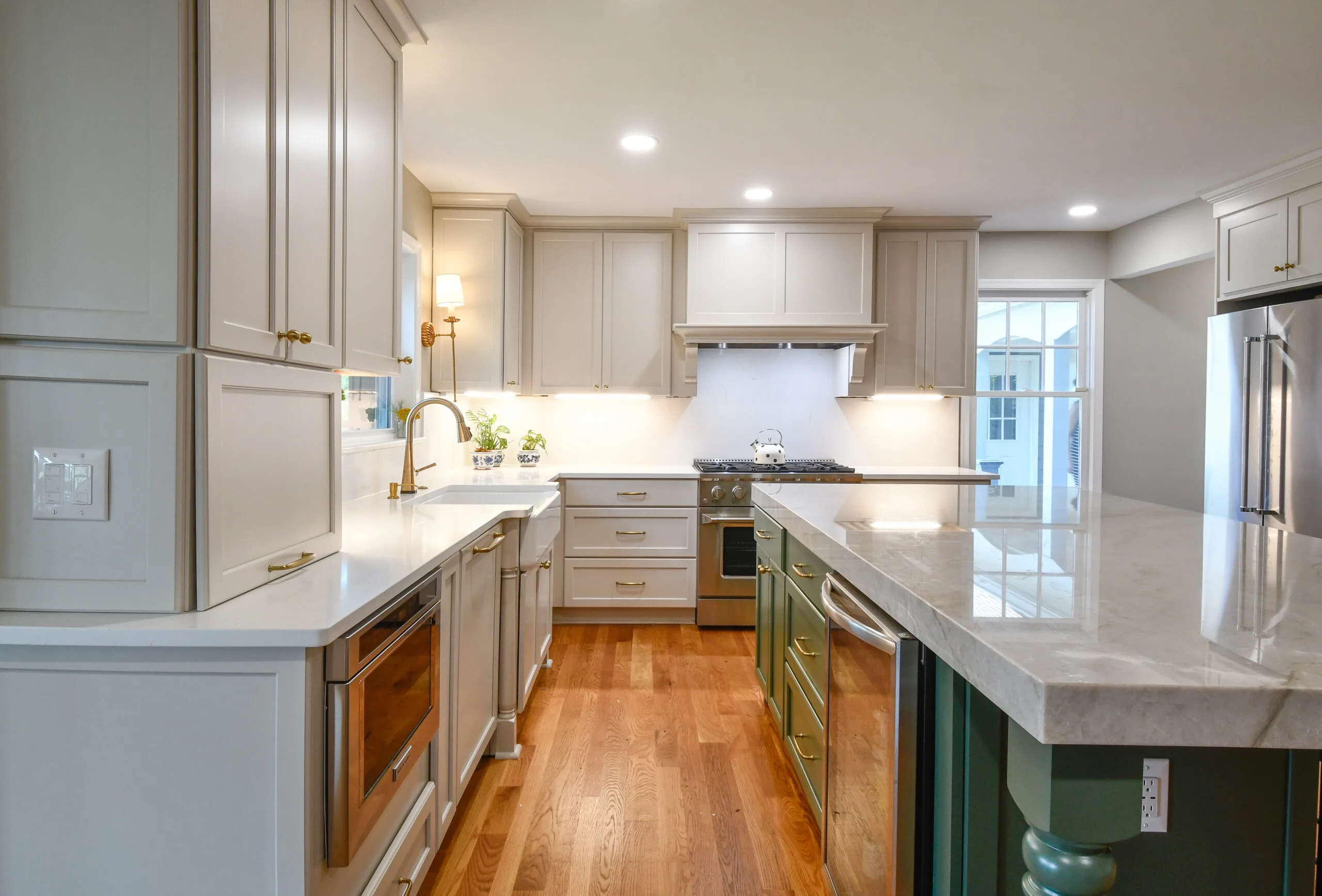 Materials - Taj Mahal and Quarz Hilite Venatino Gold: Photos courtesy of Reico Kitchen & Bath/Tim Snyder Photography.