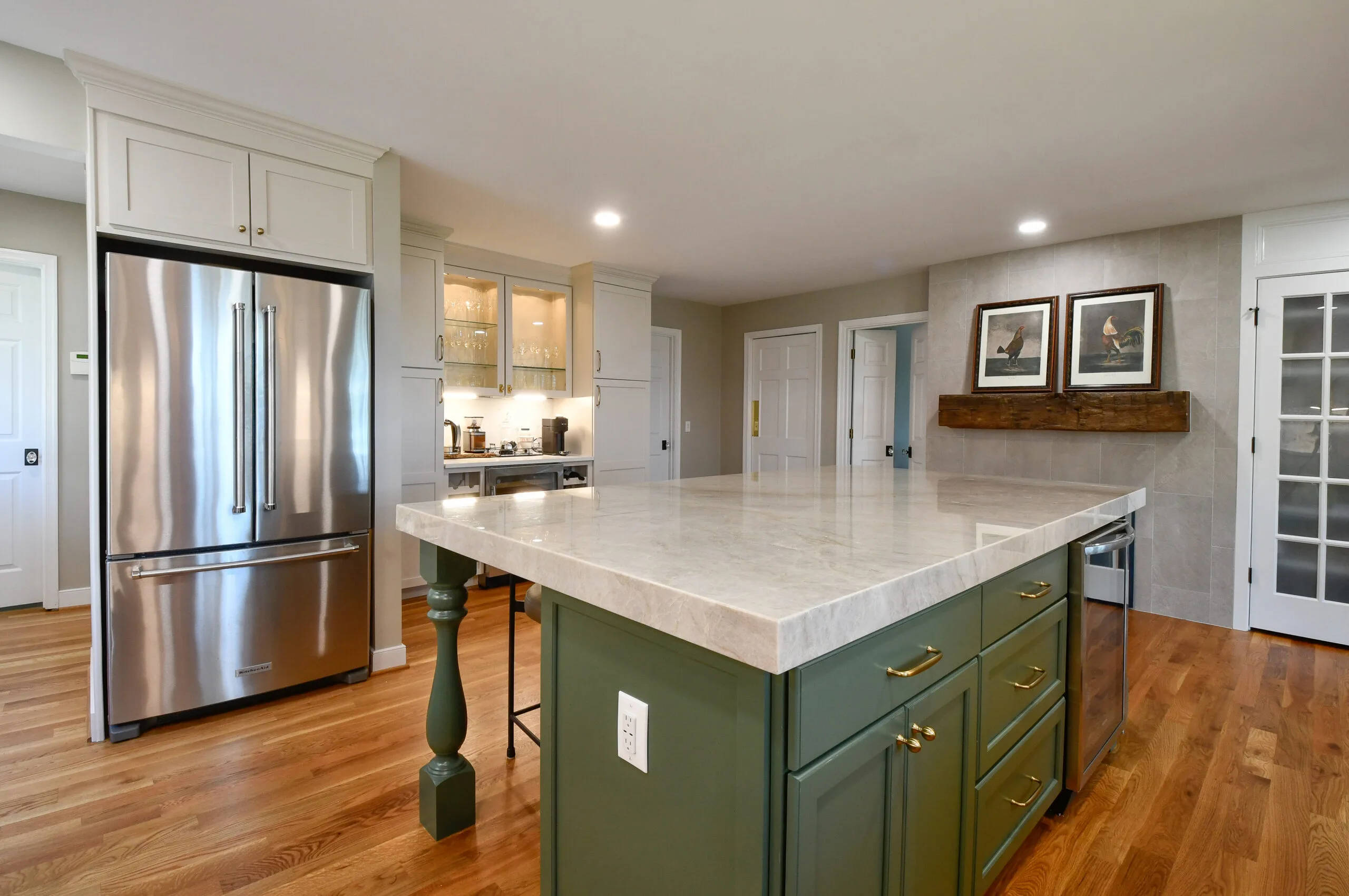 Materials - Taj Mahal and Quarz Hilite Venatino Gold: Photos courtesy of Reico Kitchen & Bath/Tim Snyder Photography.